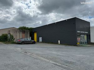 Bâtiment 733 m² commercial + stockage - Accès rocade St-Lô - Parking