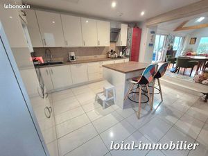 Gisors Magnifique demeure rénover avec des prestations hors du communs comprenant : 5 pièc