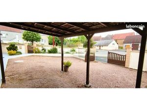 Maison de 50 m2 au sol  sur deux niveaux (habitable 100 m2 véranda comprise) est implantée