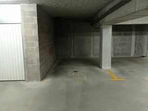 Place de parking couverte et sécurisée