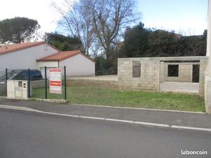 Terrain avec début de construction