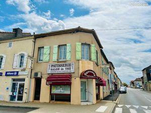 Immeuble avec local commercial et appartement