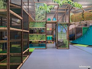 Aire de jeux/ parc à thème/ restaurant/ bar / snack
