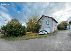Maison avec deux garages et terrain – Beau potentiel de rénovation