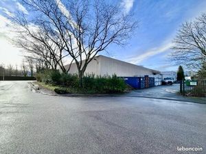 Entrepôt 2500 m² Montigny-le-Bretonneux