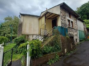 Maison à rénover avec terrasse et jardin – Enval