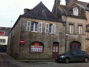 Vieil immeuble en plein centre de Gourin