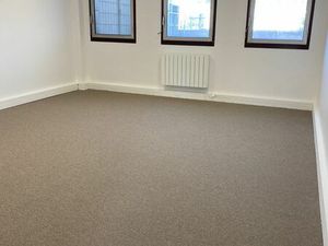 6 bureaux de 15 - 24 m2 au centre gare saint quentin en yvelines