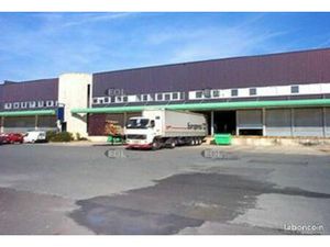 Local logistique 2 233 m²