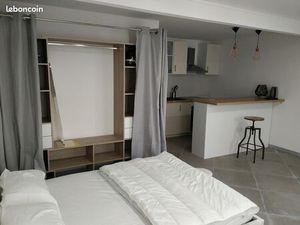 Loue studio meublé 460