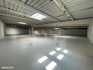 Local d'activité 980 m²
