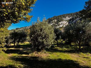 Terrain d’exception au pied du Luberon – Robion