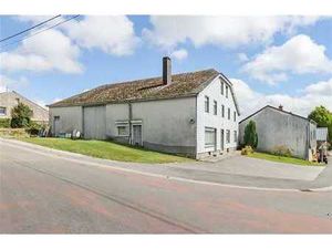 Spacieuse bâtisse sur plus de 14 ares  gros potentiel !