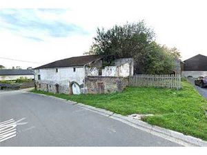 Terrain avec anciennes bâtisses en pierre du pays