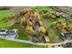 Terrain à bâtir avec plan d'eau et bois d'environ 80 ares !