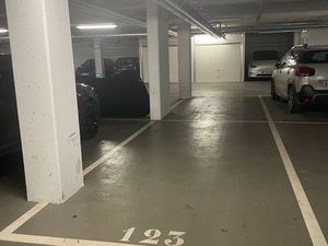 Place de parking sécurisée en sous-sol