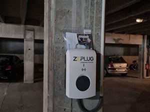 Place de parking avec borne de recharge