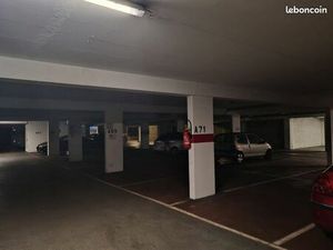 Parking protégé place des comtes du Maine avec gardien