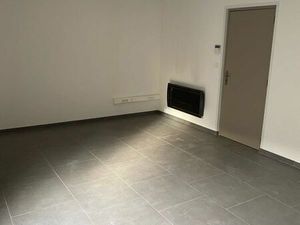 Box de stockage ou entrepôt avec bureau