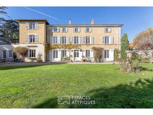 Élégance d'un clos du XVIIIe sur parc arboré avec piscine à Saint-Genis-Laval