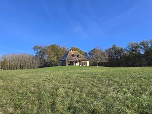 Périgourdine sur 12ha55 de terrain boisé avec vue!
