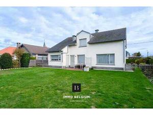 Villa majestueuse avec 4 chambres et jardin ensoleillé.