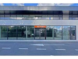 Te huur: gloednieuwe handelsruimte van 351 m² nabij afrit...