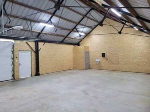 Entrepôt/atelier à louer proche de Huy