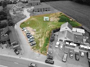 Terrain commercial idéalement situé!