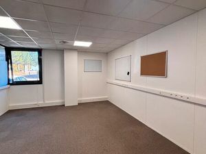 Bureau 27 m2 RDC disponible immédiatement