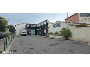 Local commercial avec parking set vitrine n113