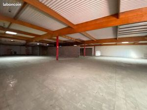 Local commercial de 2000m2 avec parking