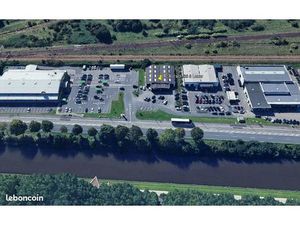 Local d'activité/ commercial de 700m2 avec parking  emplacement stratégique