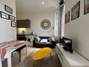 Studio 17 m² entièrement rénové ? lumineux et décoré avec goût