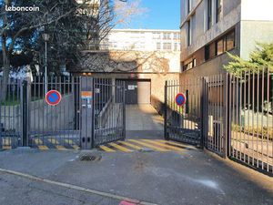 Place moto 42 rue julien lacroix 75020