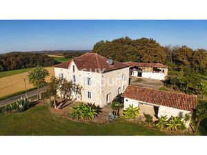 Propriété de charme en pierres apparentes de 273 m² avec dépendances et vue dominante