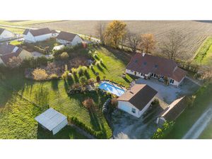 Ferme avec piscine sur plus de 2 hectares.