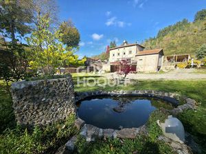 Maison idéale pour grande famille ou artisan !! 201 m² habitables et sous-sol complet !