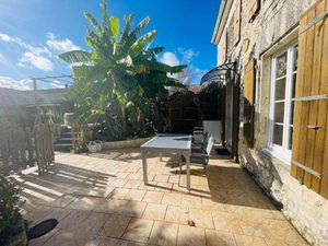 Maison charentaise proche toutes commodités dans village