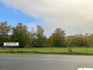 Terrain de loisirs avec mini golf et food truck