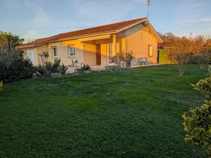 à vendre proche MÂCON ( AIN)  maison de plain -pied de 97 M2 P4 gge sur terrain clos