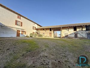 Maison ancienne type ferme à rénover en l'état de plateau de