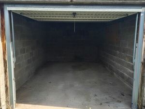 Garage bétonné - dispo immédiate