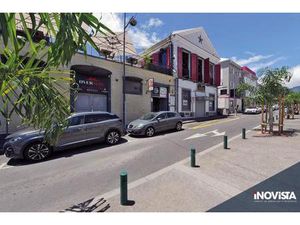Au coeur du centre historique du chef lieu  proche du Barachois  local commercial avec emp