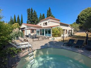 Villecroze  maison de ville 5 pièces  2 garages  piscine  2.231 m² de terrain