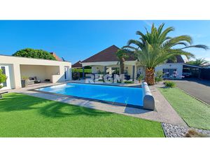 Contemporaine de 2002 - 5 chambres - piscine avec pool house