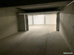 Grand garage de 47m2 avec prise et éclairage