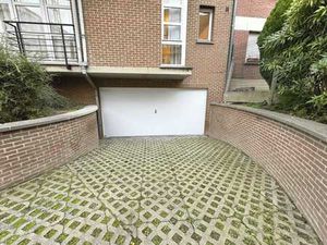 Grand garage avec porte double – +/- 58 m²