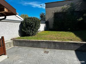 Maison avec jardin clos au coeur du village