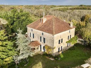 Logis ancien avec piscine et trois gîtes sans voisins proches